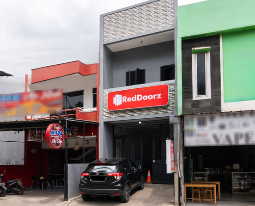 RedDoorz near RS Sari Asih Cipondoh