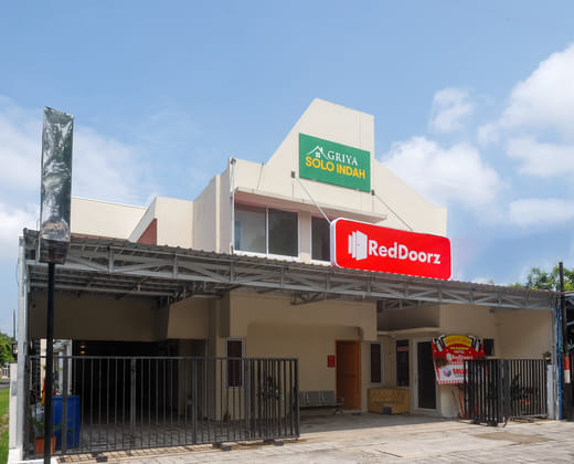RedDoorz Plus near RS JIH Solo