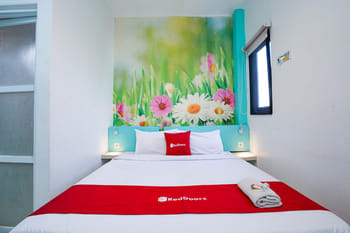 RedDoorz Plus near Ciputra Mall Simpang Lima 2