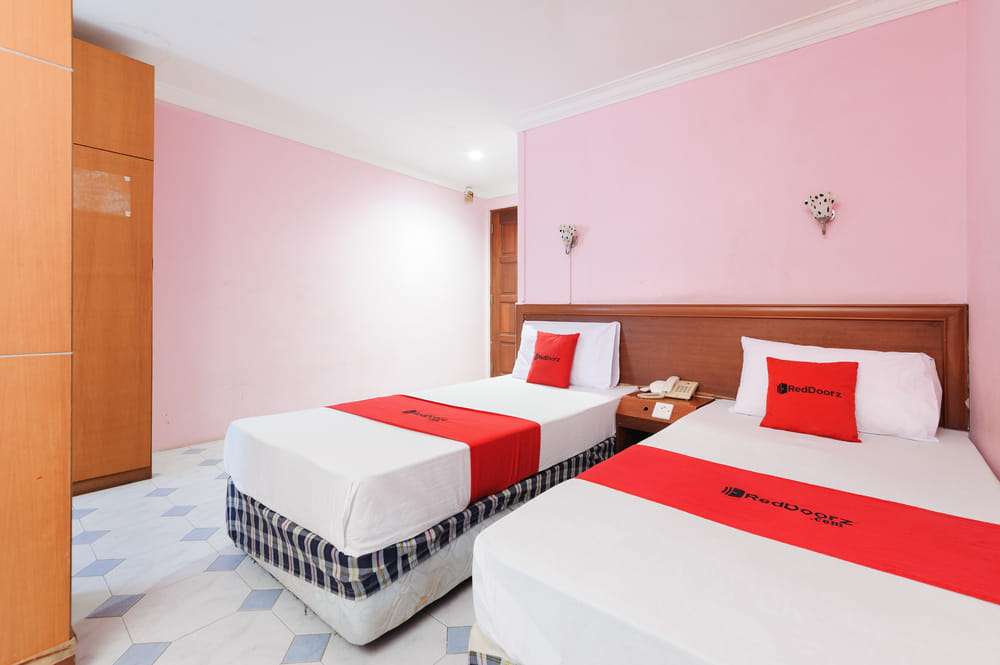 RedDoorz Twin Room
