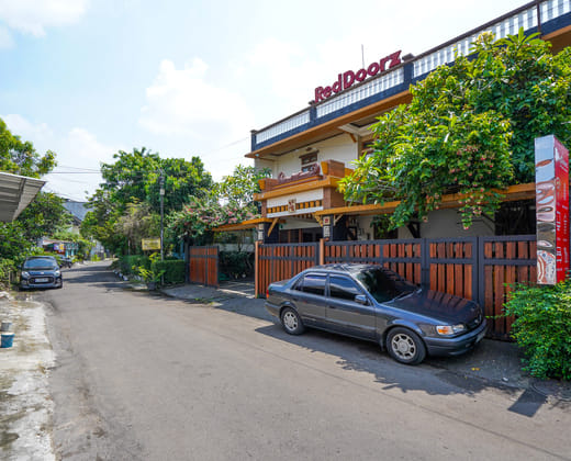 RedDoorz Plus @ Puri Teratai Lempuyangan 4