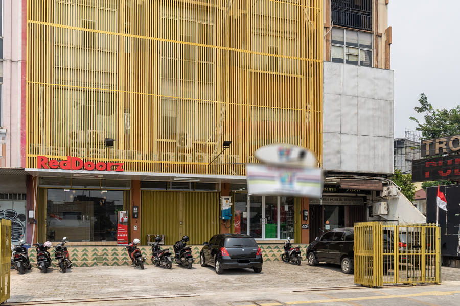 RedDoorz Plus near RS Royal Taruma Grogol