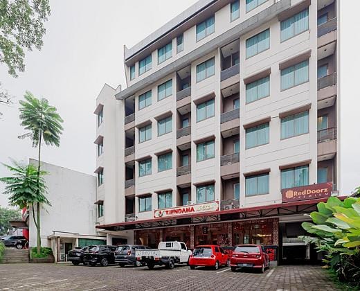 RedDoorz Premium near Paris Van Java Mall