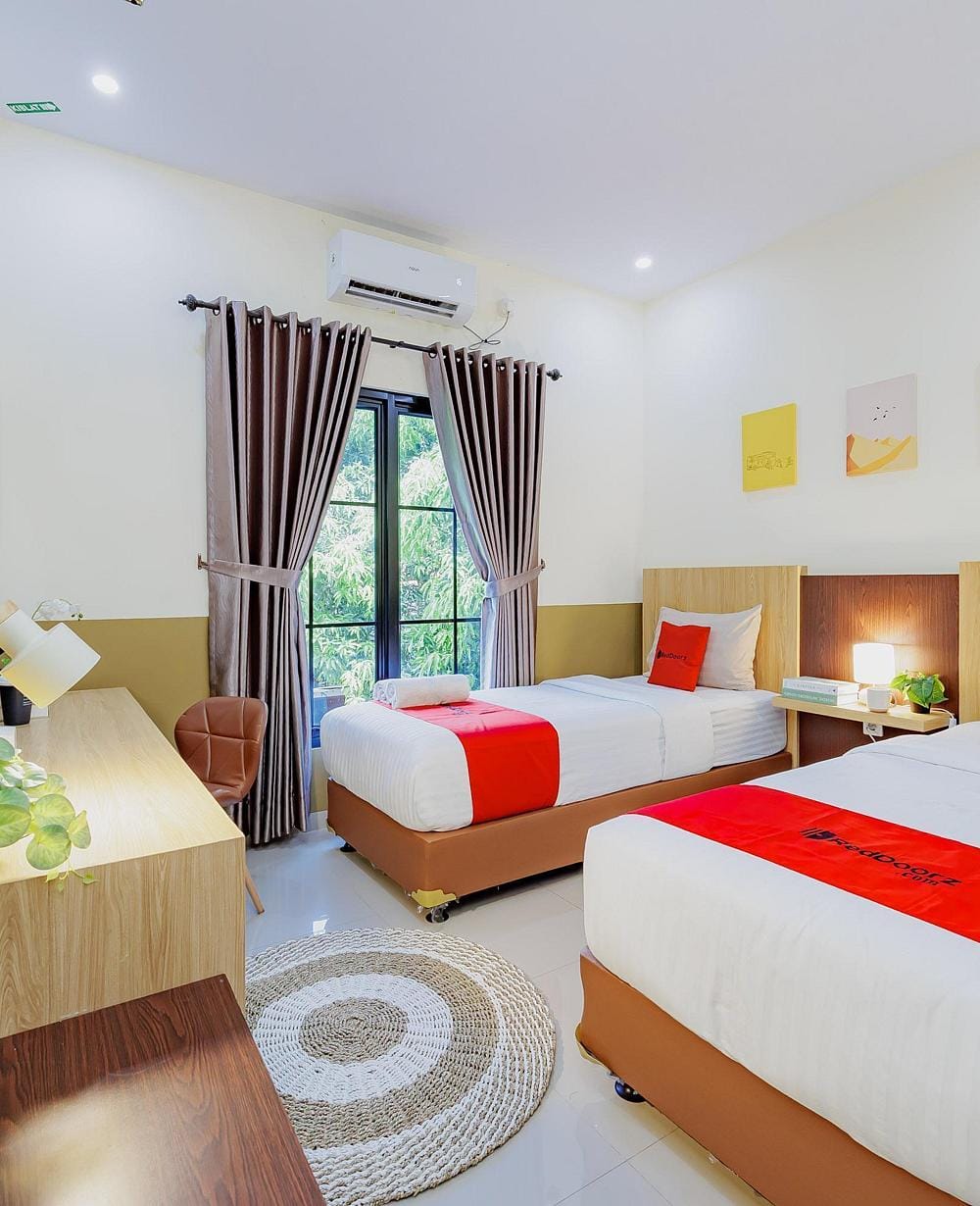 RedDoorz Twin Room