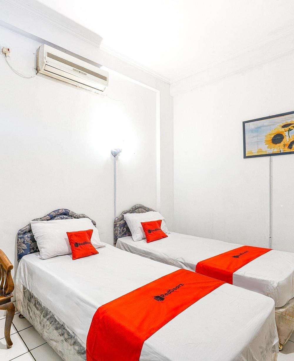 RedDoorz Twin Room