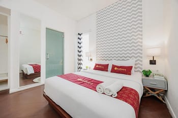 RedDoorz Premium @ HOTEL HEBAT