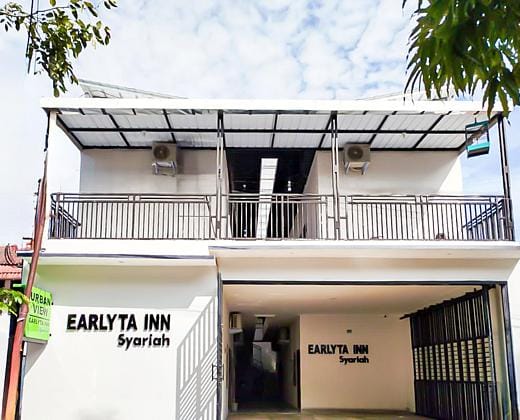Urbanview Earlyta Inn Syariah Near Stasiun Tegal