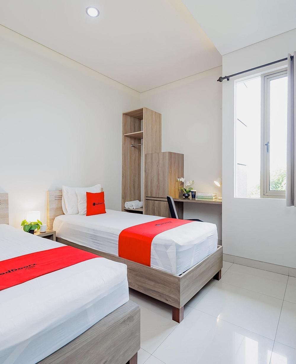 RedDoorz Twin Room