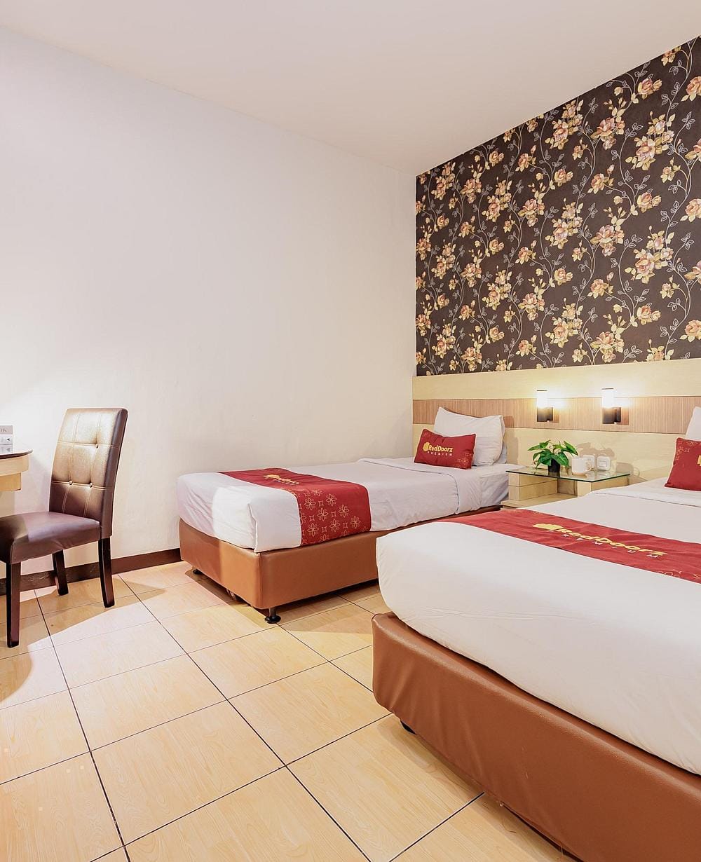 RedDoorz Twin Room