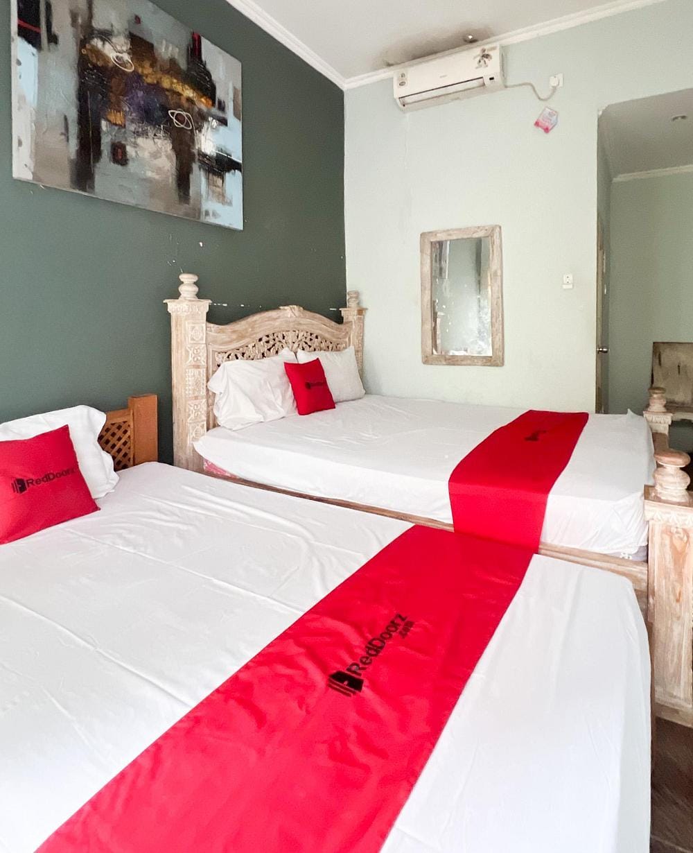 RedDoorz Twin Room