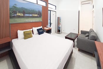 Urbanview Semeru Guesthouse near Stasiun Blitar