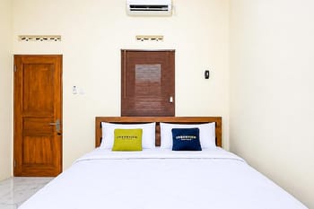 Urbanview Syariah Aksara Living near Prambanan Temple
