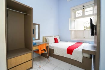 RedDoorz near Stasiun Lawang.
