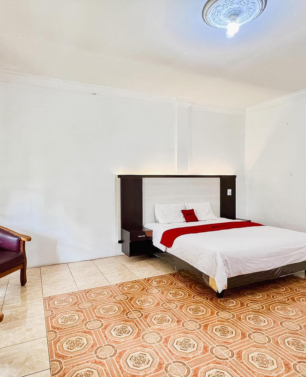 RedDoorz Deluxe Room