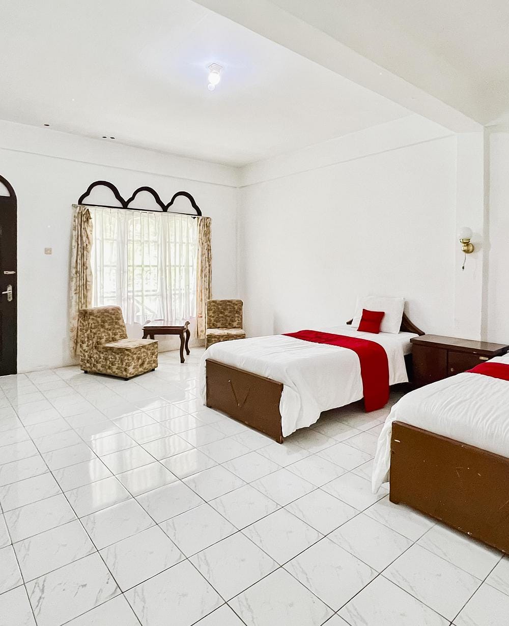 RedDoorz Deluxe Twin Room