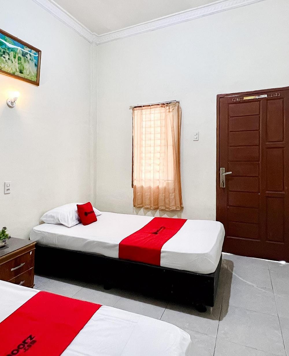RedDoorz Twin Room