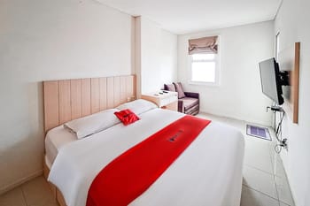 RedDoorz @ Apartemen Parahyangan By RI Management
