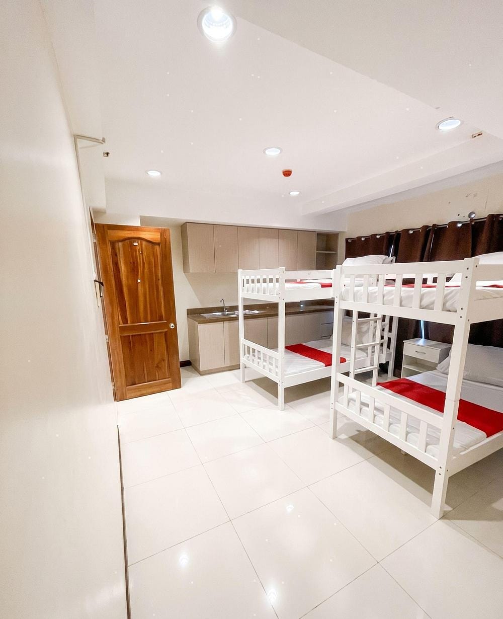 RedDoorz Family Room (4 Adults)