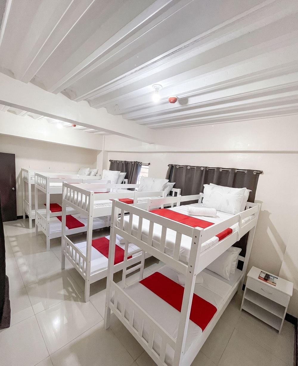 RedDoorz Family Room (8 Adults)