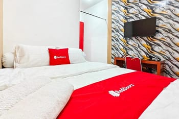 RedDoorz near RSUD dr. Soewandhie 3