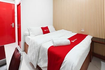 RedDoorz near RSUD dr. Soewandhie 3