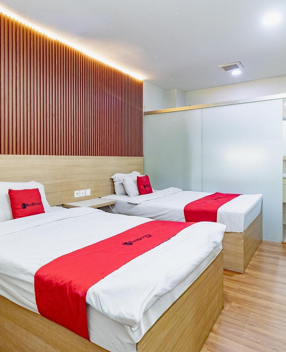 RedDoorz Twin Room