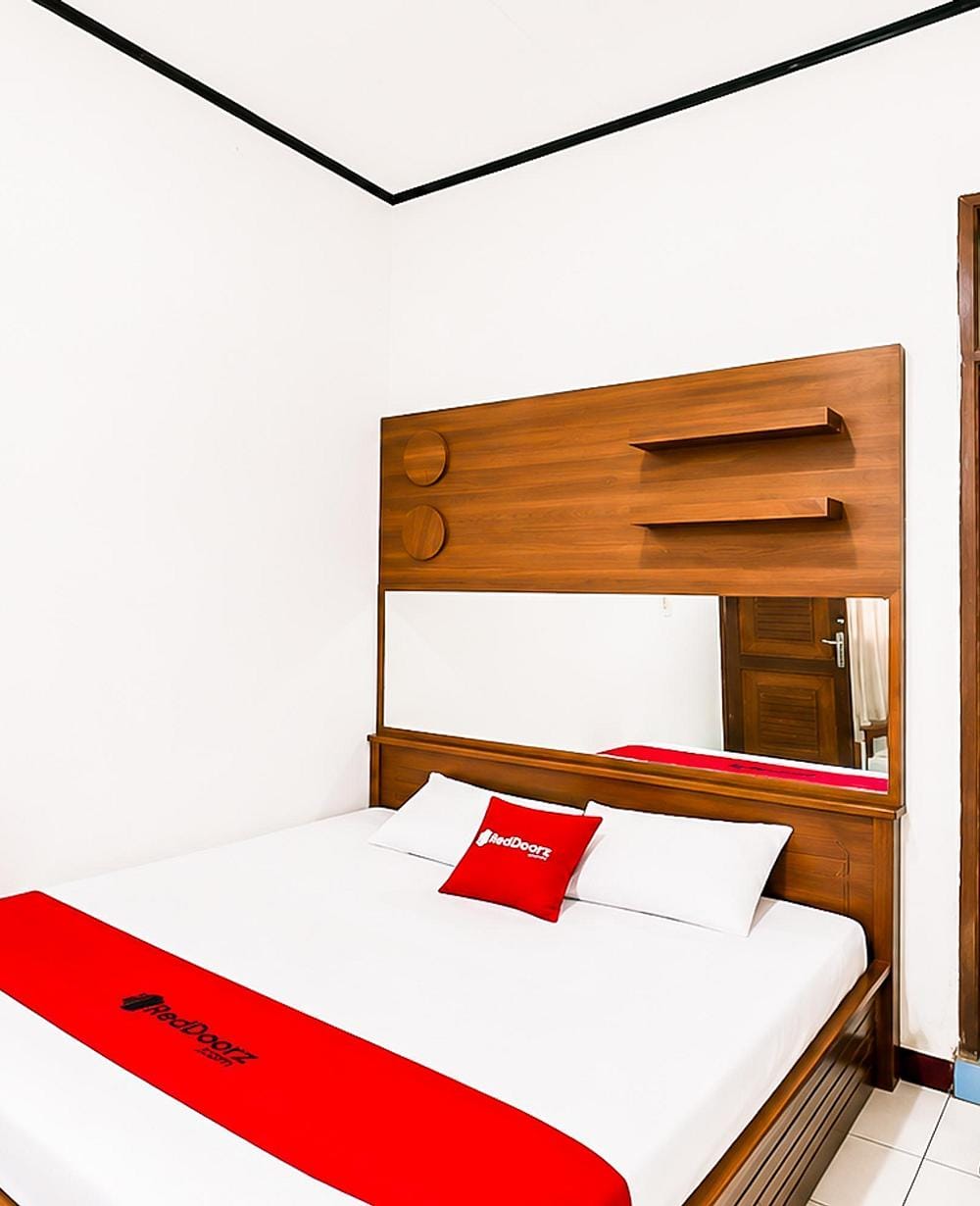RedDoorz Deluxe Room