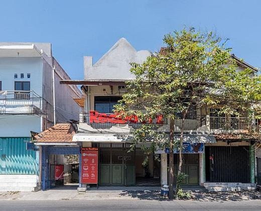 RedDoorz near Surabaya Town Square