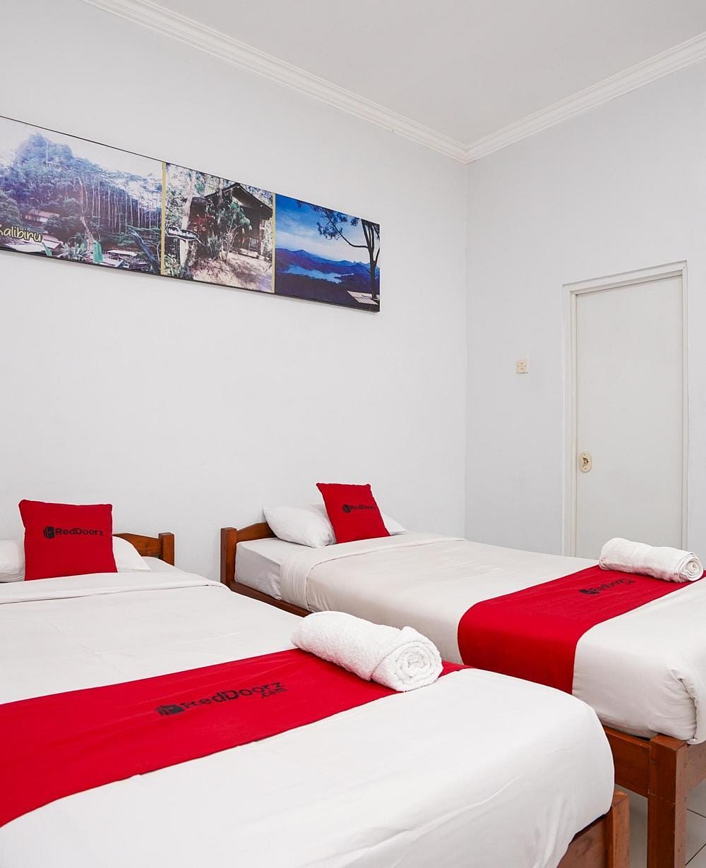 RedDoorz Twin Room