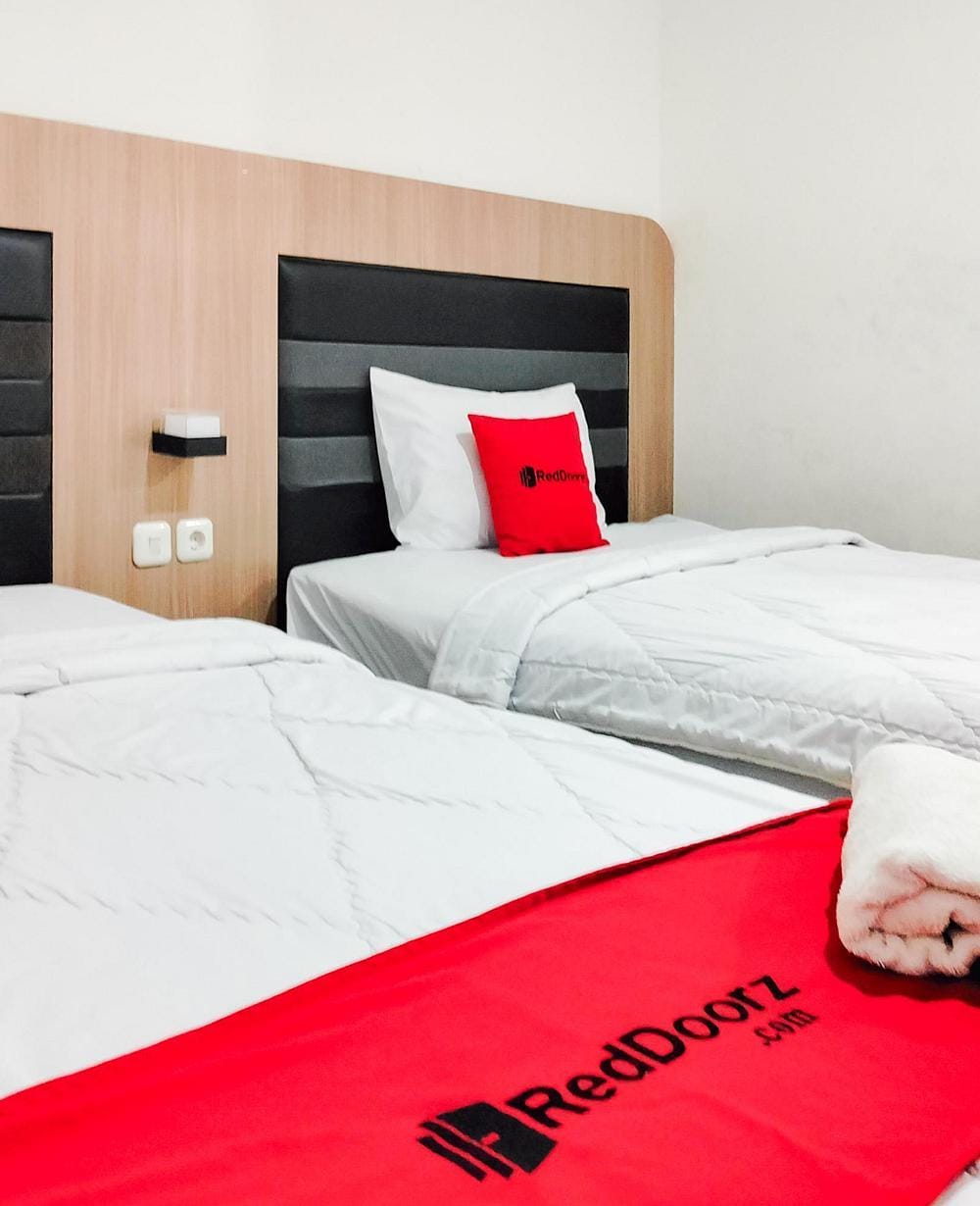 RedDoorz Twin Room