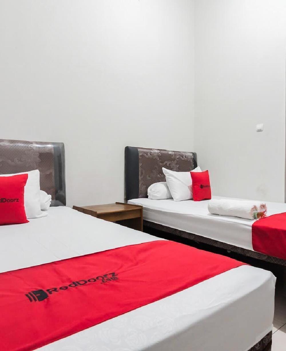 RedDoorz Twin Room