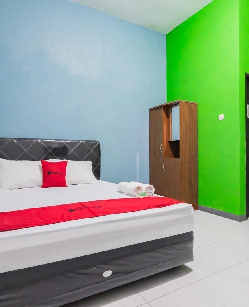 RedDoorz Deluxe Room