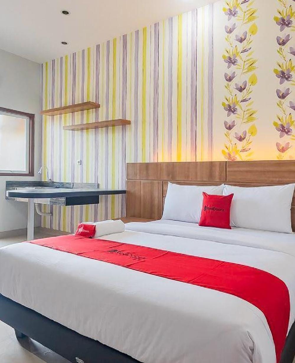 RedDoorz Superior Room