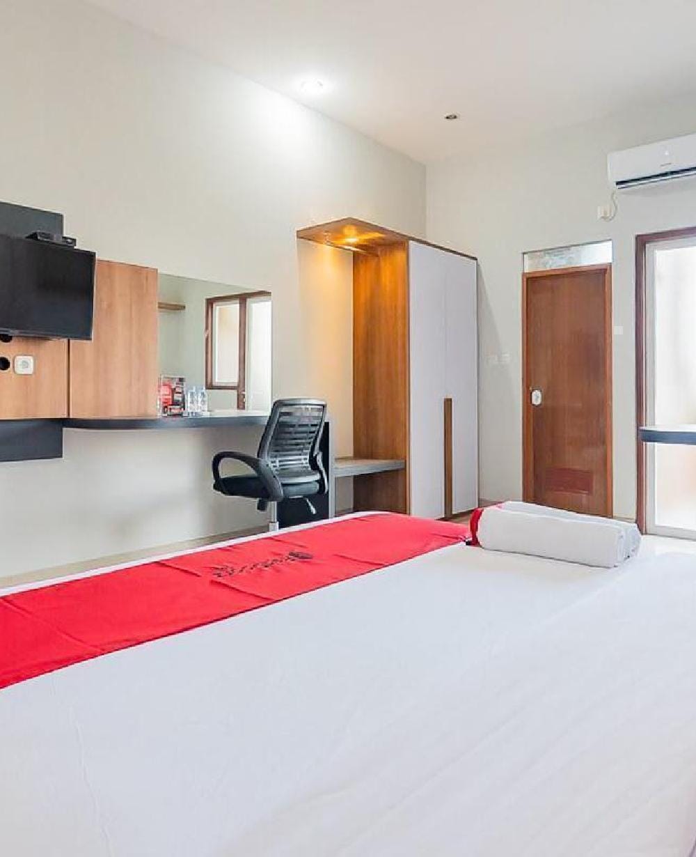 RedDoorz Deluxe Twin Room