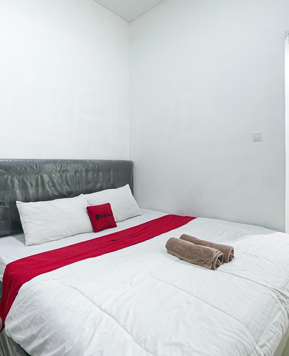 RedDoorz Deluxe Room