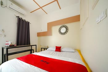 RedDoorz @ Jalan Otista Karawang