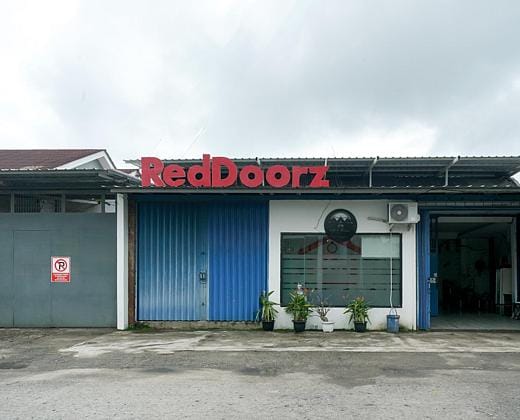 RedDoorz @ Jalan Otista Karawang