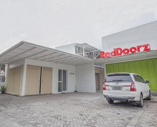 RedDoorz near Ciputra Golf Surabaya