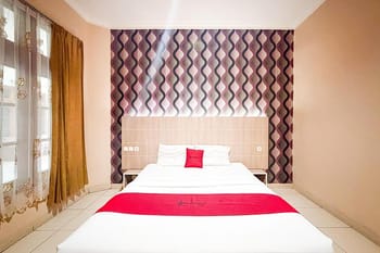 RedDoorz @ Hotel Charvita Kupang