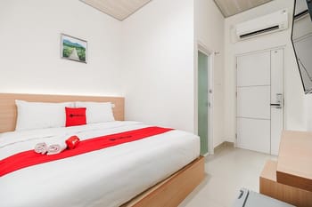 RedDoorz Plus near RS RK Charitas 2 Palembang