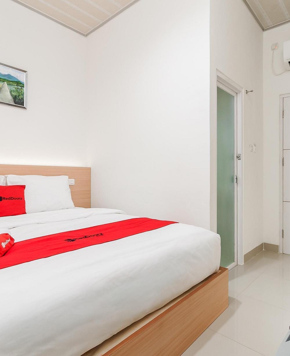 RedDoorz Deluxe Room