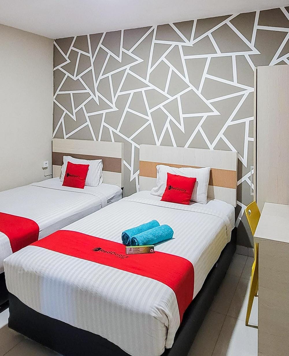 RedDoorz Deluxe Twin Room
