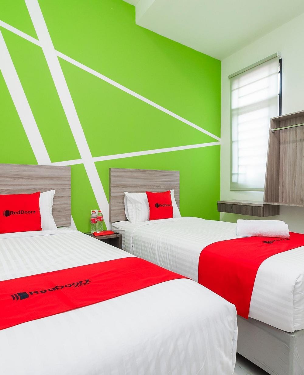 RedDoorz Twin Room