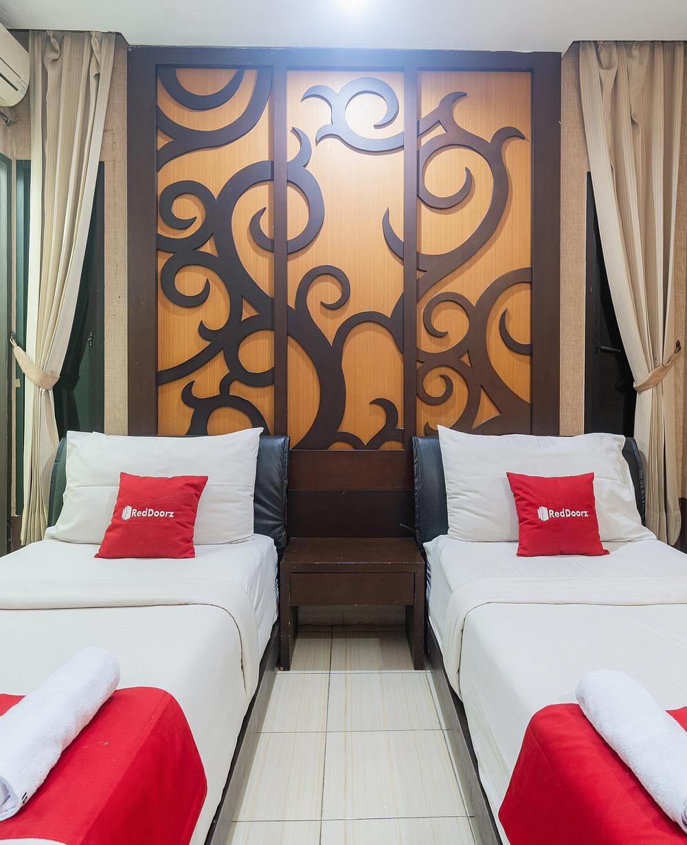 RedDoorz Twin Room