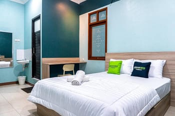 Urbanview Hotel Ultima Logam Bandung