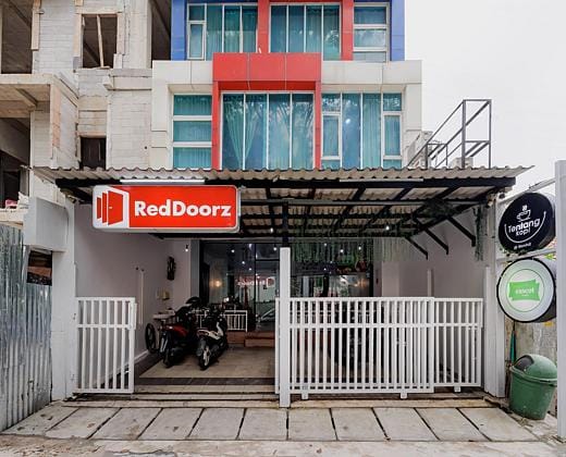 RedDoorz Near MRT Bendungan Hilir