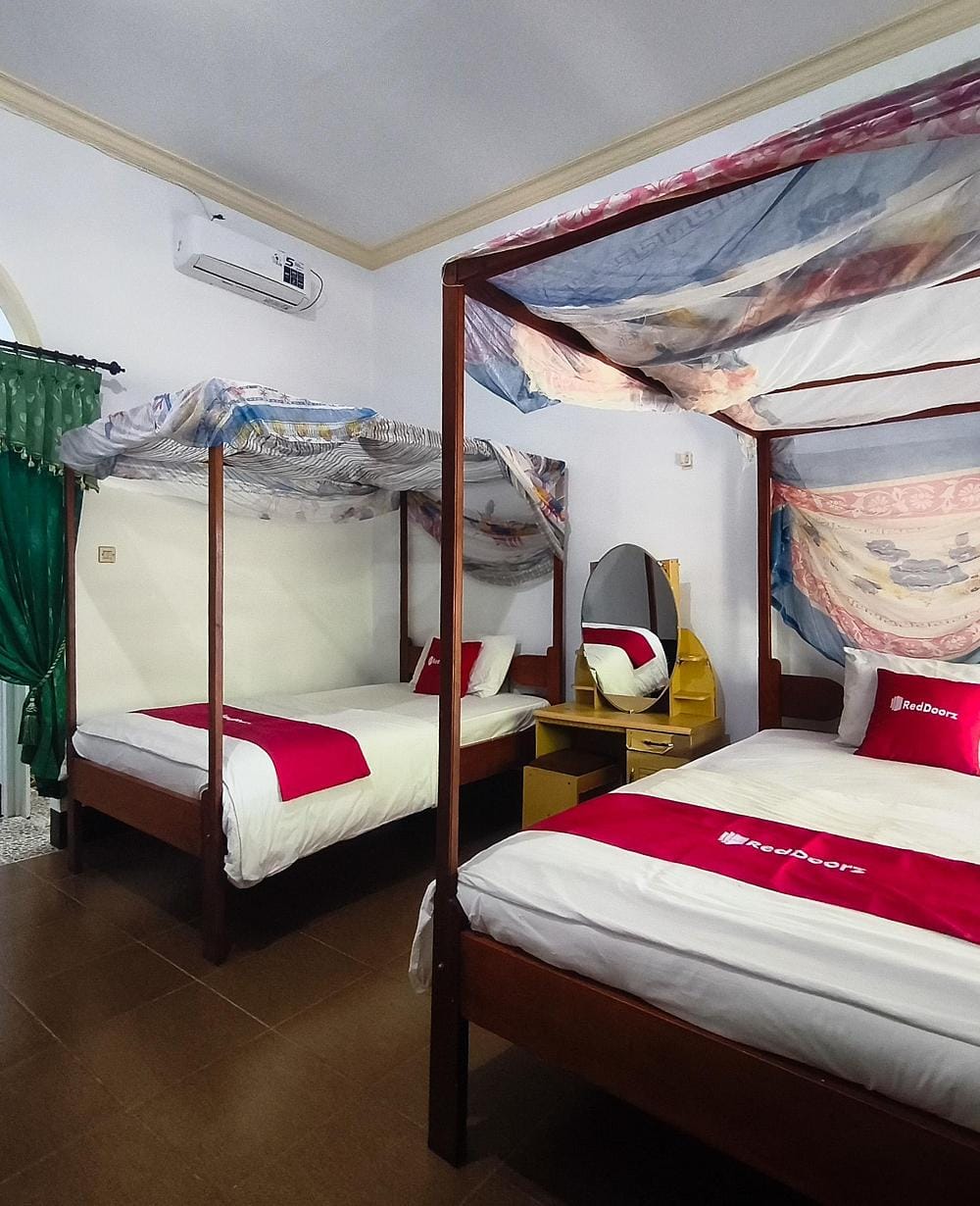 RedDoorz Twin Room