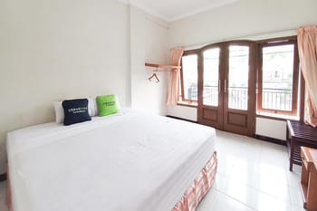 Urbanview Hotel Grand Palem near Alun Alun Batu