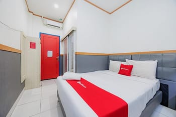 RedDoorz near Sarinah Mall