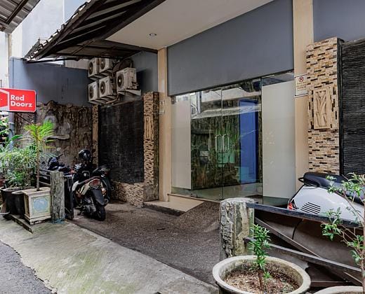RedDoorz near Sarinah Mall